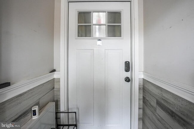 Building Photo - 731 18th St NE
