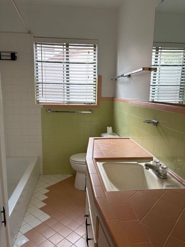 Building Photo - 2 bedroom, 1 bathroom house near Universit...