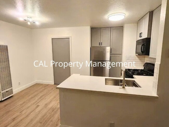 Building Photo - Cozy 1-Bedroom Apartment with Fireplace