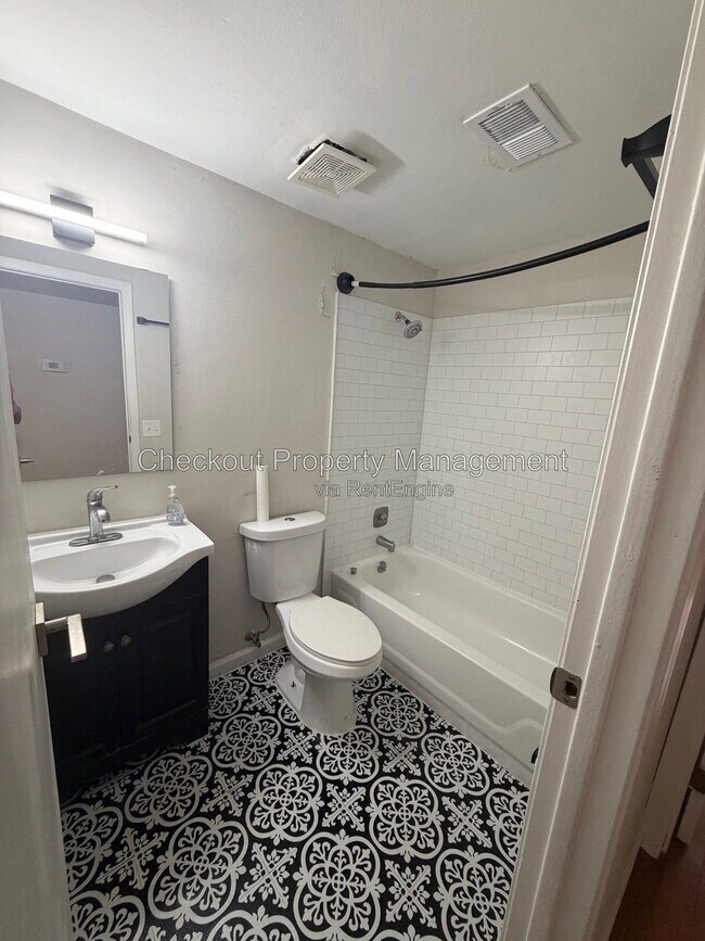 Building Photo - 5535 Pershing Ave