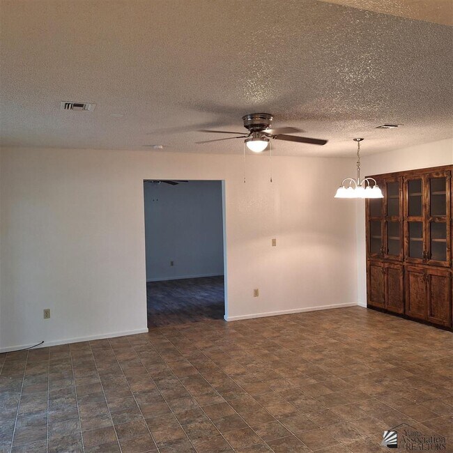Building Photo - 2106 S 17th Ave