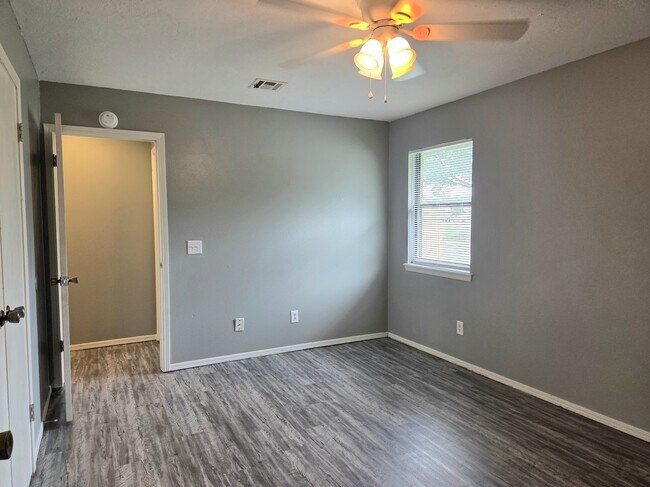 Building Photo - 507 Peppertree Ln