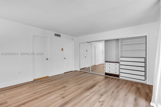 Building Photo - 265 Grapetree Dr