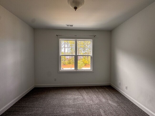 Building Photo - Gorgeous 4 Bed 3.5 Bath Executive Home with Community Amenities