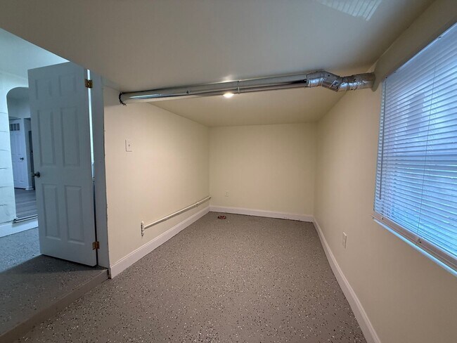 Building Photo - Updated 2BR Townhouse with off street park...