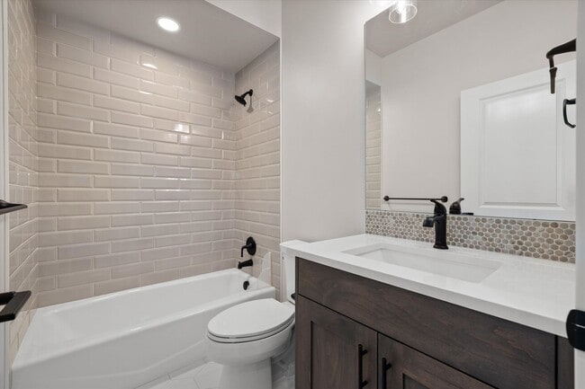 Building Photo - Resort-Style Living in the Prestigious Riv...