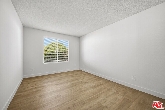 Building Photo - 1352 S Carmelina Ave