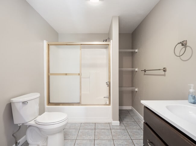 Full Bath - 90A Loxwood St