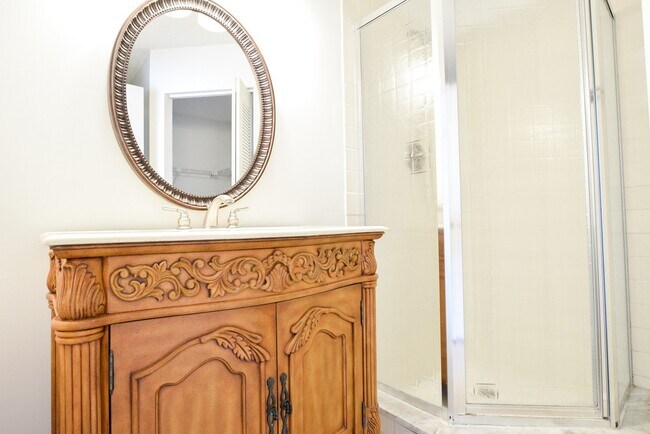 Building Photo - Welcome Home! Bright 2 Bed/2 Bath Condo in...