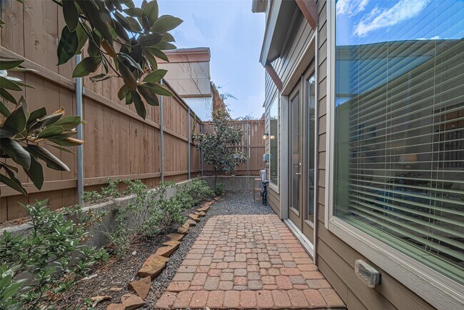 Building Photo - 8418 Oak Leaf Point Dr