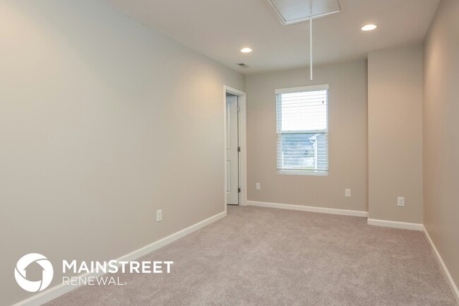 Building Photo - 121 Rosebud Ln