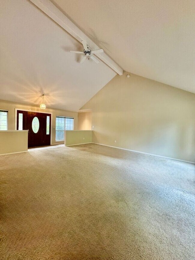 Building Photo - Spacious 3 Bed + Office | 3 Bath | 3-Car G...