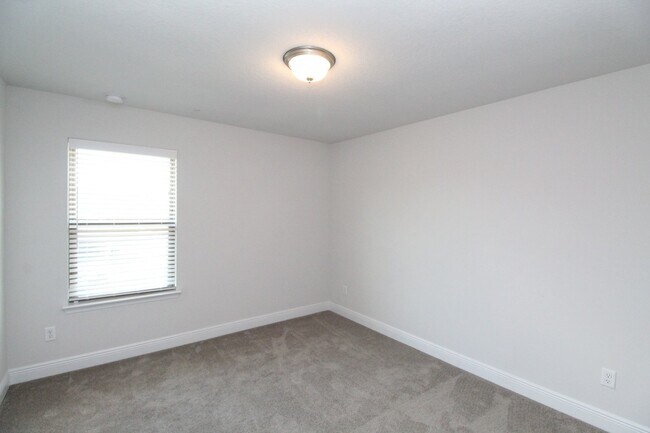 Building Photo - 4-Bedroom, 2.5-Bath Home in Southwest Pens...