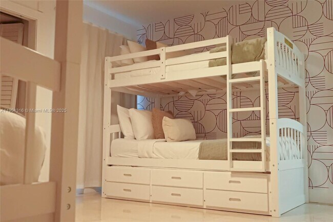 Building Photo - 290 NW 125th Ave