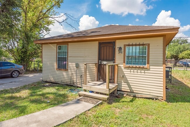 Building Photo - 6402 W Montgomery Rd