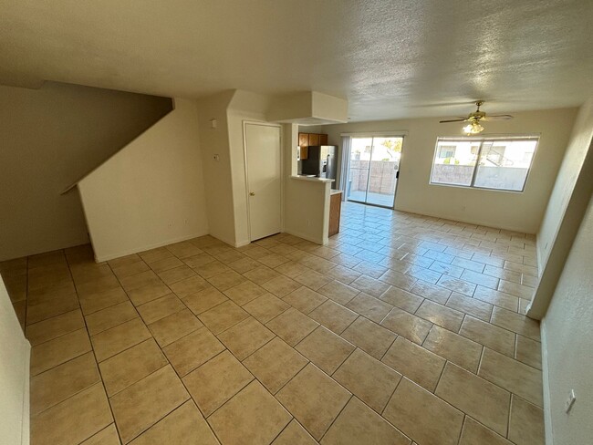 Building Photo - Beautiful 3Bed/3Bath Townhome w/ Garage lo...