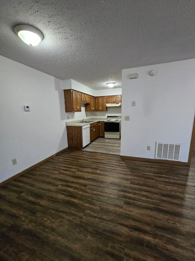 Building Photo - 115 Holly Dr