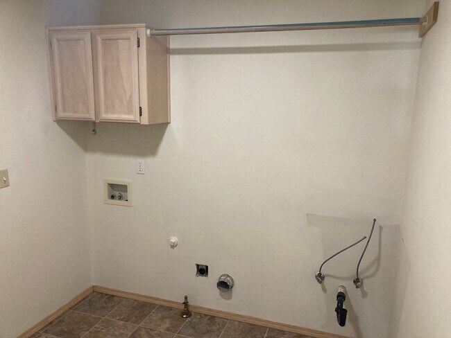 Building Photo - Three Bedroom Home in South Salem, Large Yard