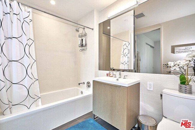 Building Photo - 889 Francisco St