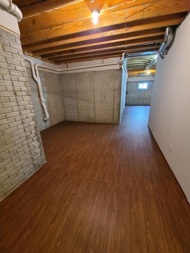 Building Photo - 5 Bedroom 2 and 1/2 bathrooms located in Cherry Hills Subdivision! Available Now!