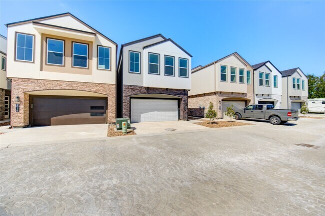 Building Photo - 2914 El Fenice Ln