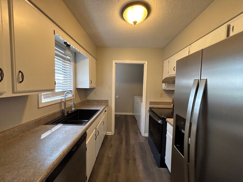 Building Photo - 3104 Ingleside Dr