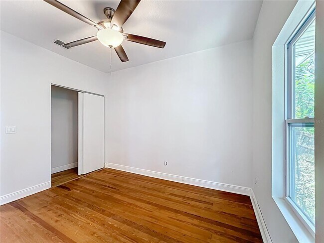 Building Photo - 2409 Drake Dr