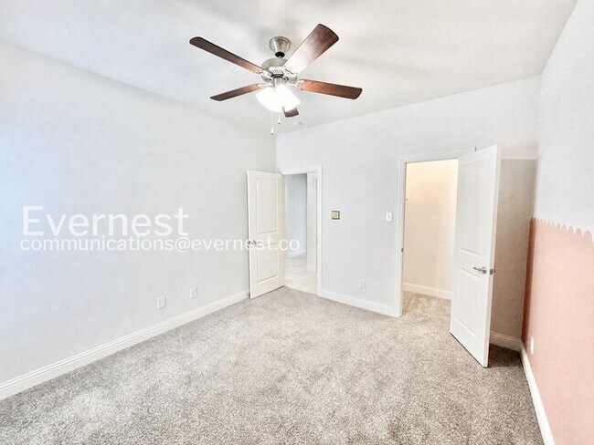 Building Photo - 4 Bed/2 Bath Home with Garage & Fenced Yard / Pet-Friendly / Available Now!