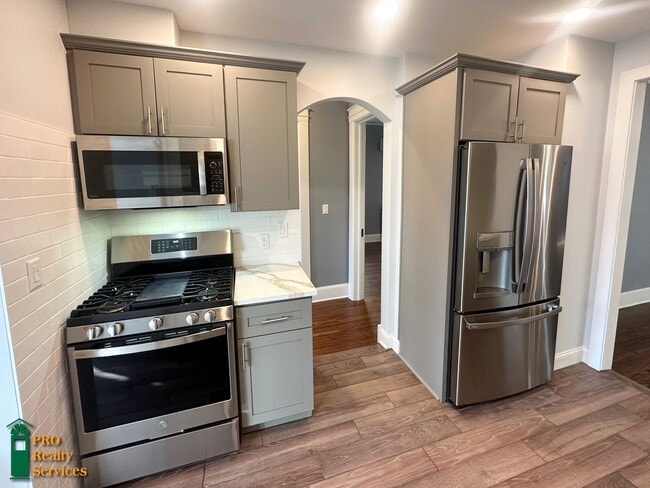 Building Photo - Gorgeous 3 Bedroom Main Level Duplex Unit