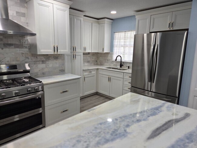 Building Photo - REMOLEDED WITH AWESOME KITCHEN