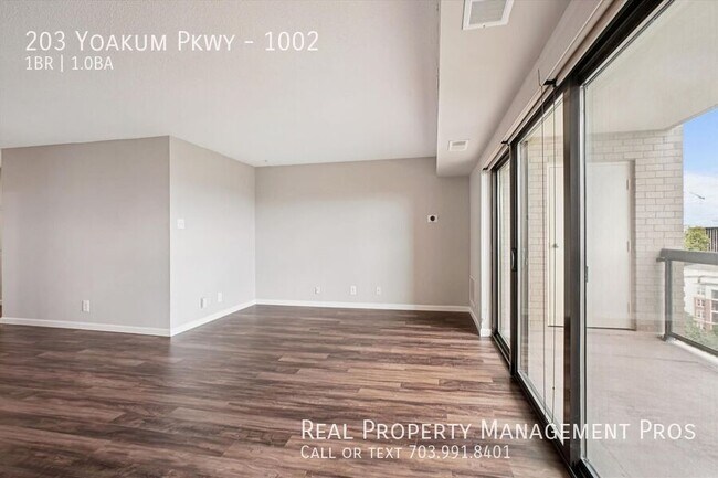 Building Photo - 203 Yoakum Pkwy