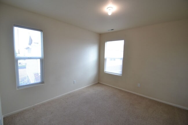 Building Photo - 3 Bedroom Townhome Available Now!