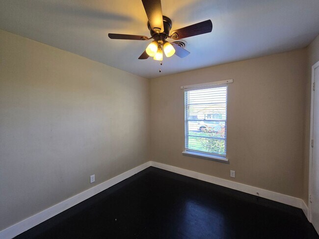 Building Photo - 208 W Anderson Ave