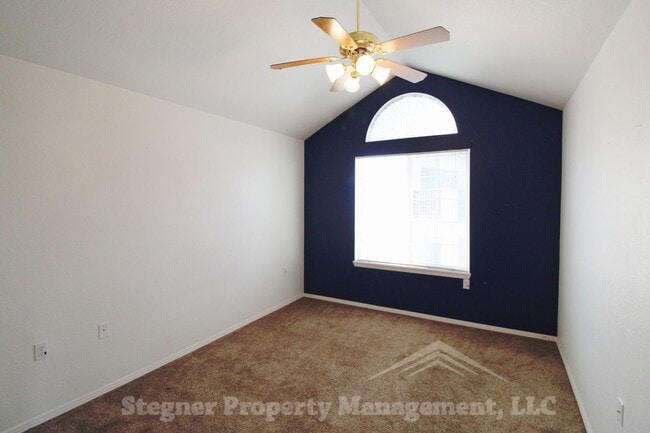 Building Photo - Wonderful Condo w/Garage