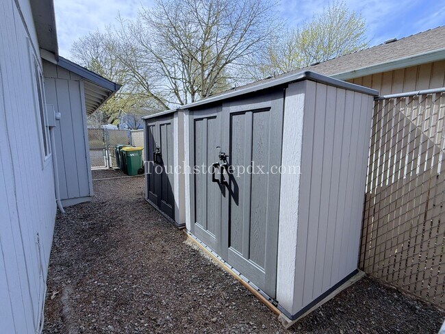 Building Photo - 119 SE Sweetbriar Ln