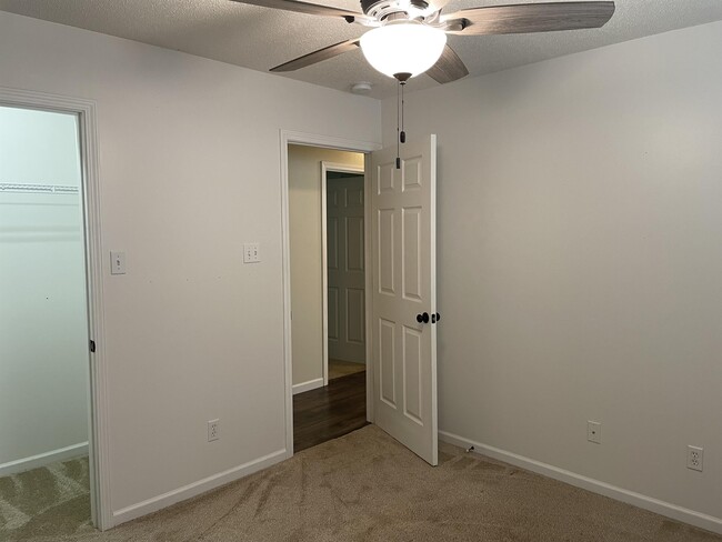 Building Photo - 512 Lejeune Dr