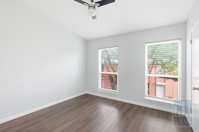 Building Photo - 3820 Southway Dr