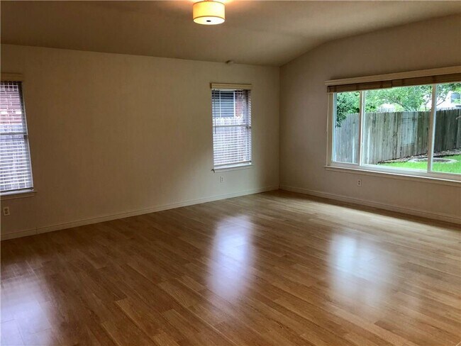 Building Photo - 1515 Lochaline Loop