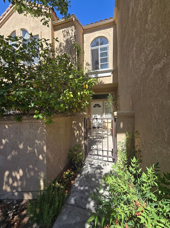 Building Photo - Stunning 2-bedroom, 2-bathroom home locate...