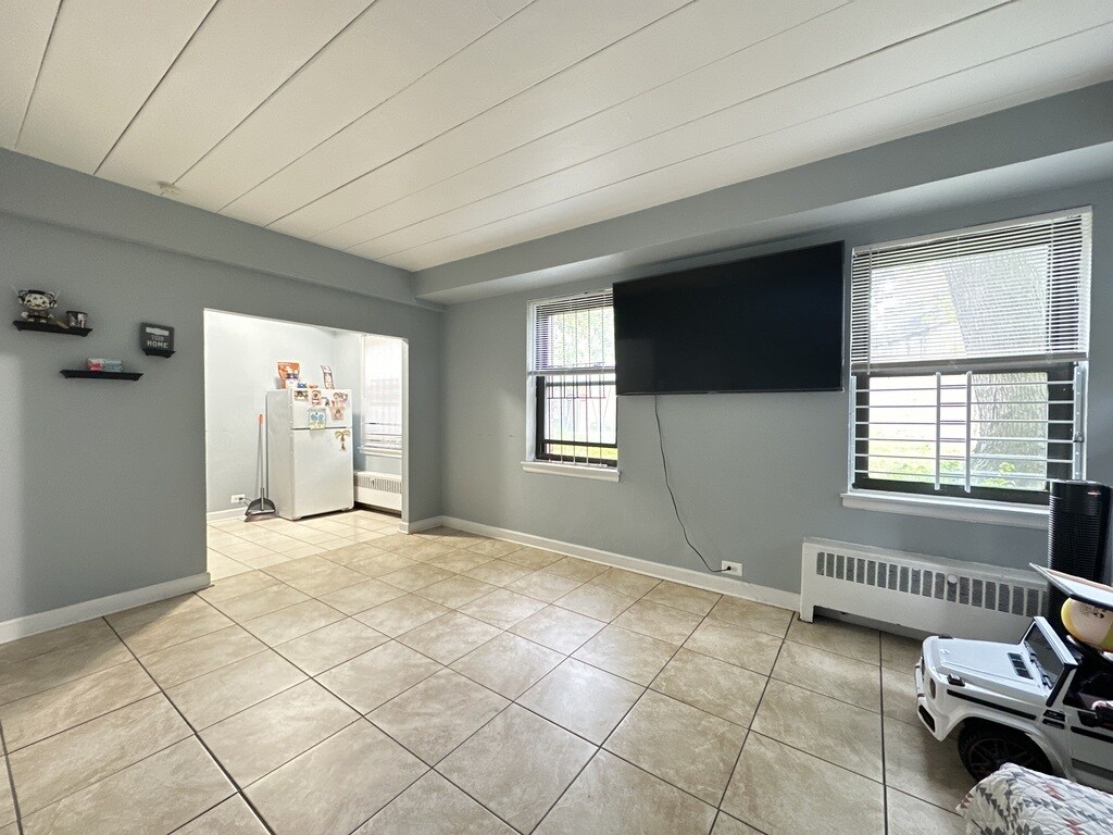 Building Photo - 1360 W Touhy Ave