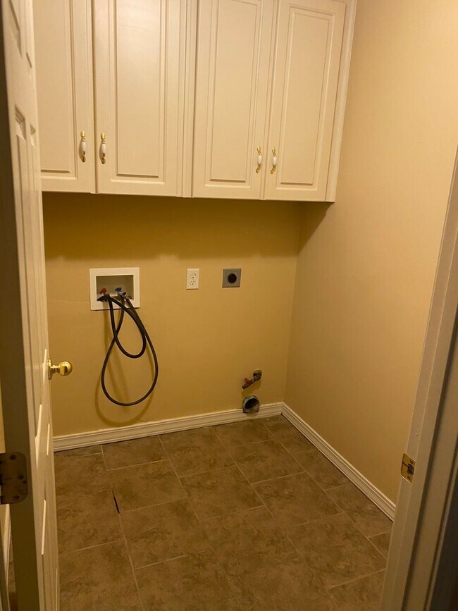 Building Photo - Contact Peggy 501 676 1758  or Heather 501 350 0540