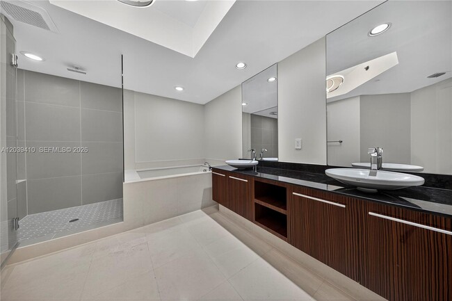 Building Photo - 2711 S Ocean Dr