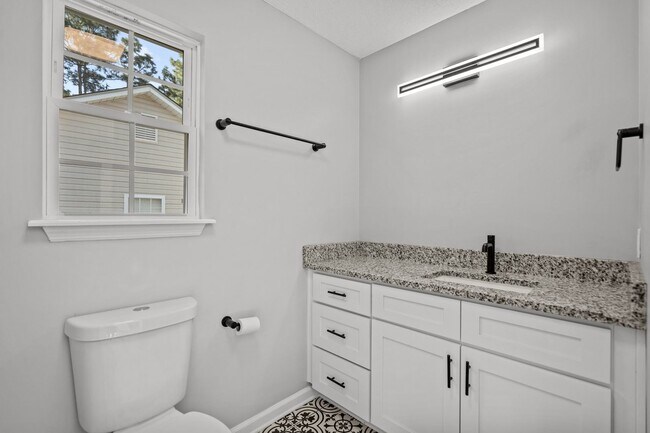 Building Photo - Fully Renovated 3 Bedroom in Southport!