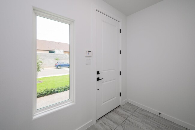 Building Photo - 604 Silvana Dr
