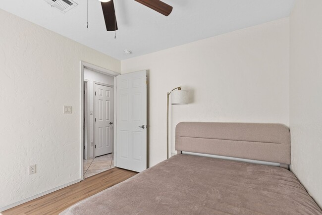 Building Photo - Conveniently located 3 Bedroom with 2 Car Garage