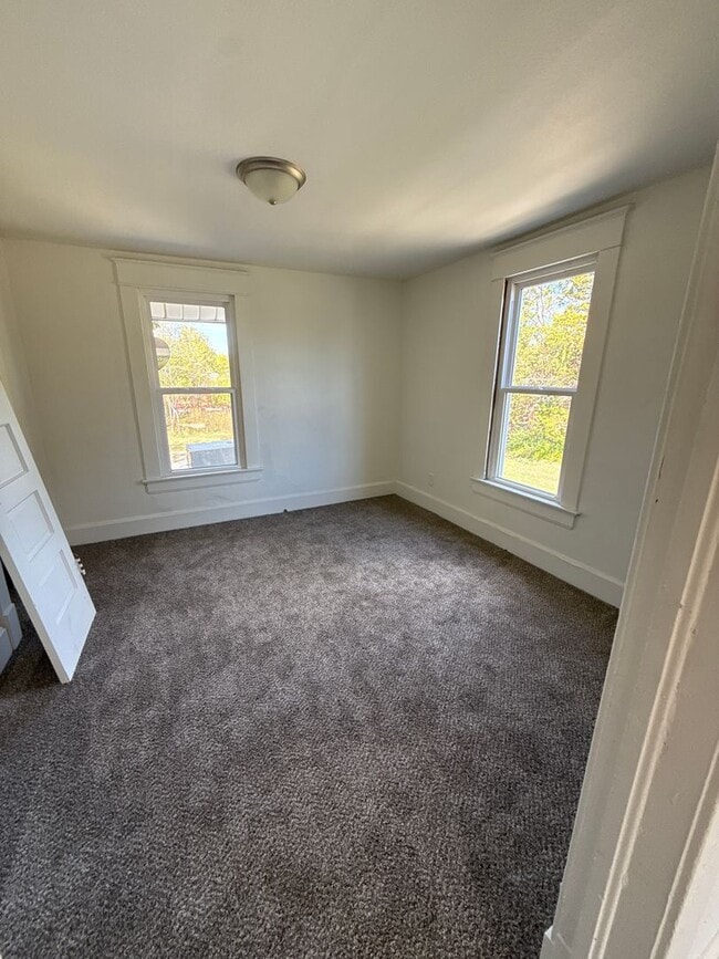 Building Photo - 3 bedroom/2 bath house