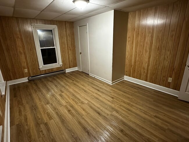 Building Photo - 408 S Queen St