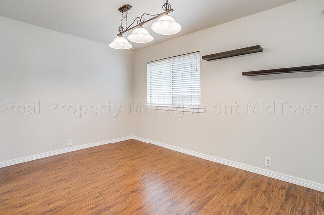 Building Photo - 1813 Thomas Pl