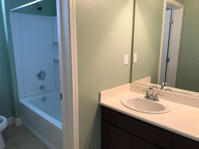 Building Photo - Beautiful Plumas Lake Home