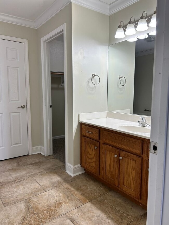 Building Photo - Large Beautiful Home!